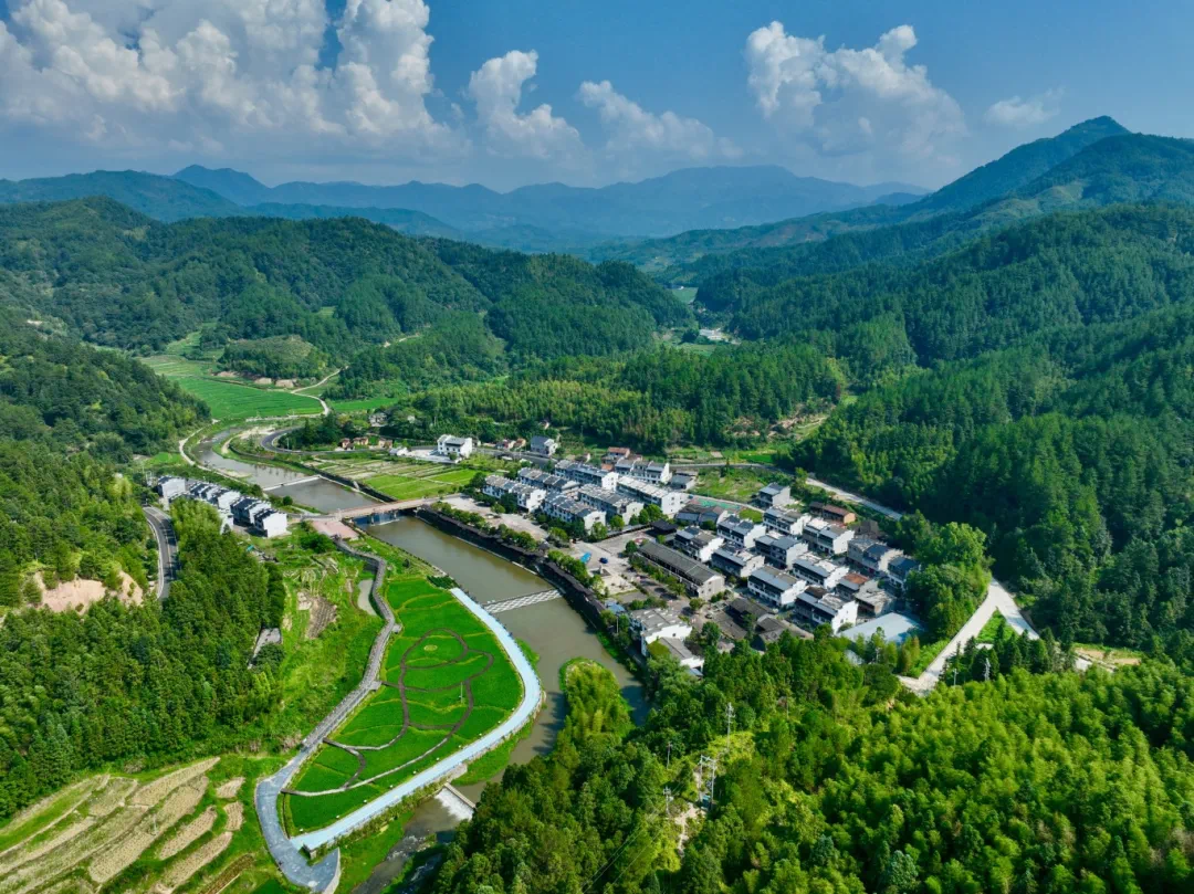 高質(zhì)量發(fā)展調(diào)研行｜福建三明：“生態(tài)%2B”激活綠色發(fā)展新動能（1）XxjpsgC007124_20240812_PEPFN0A001.JPG